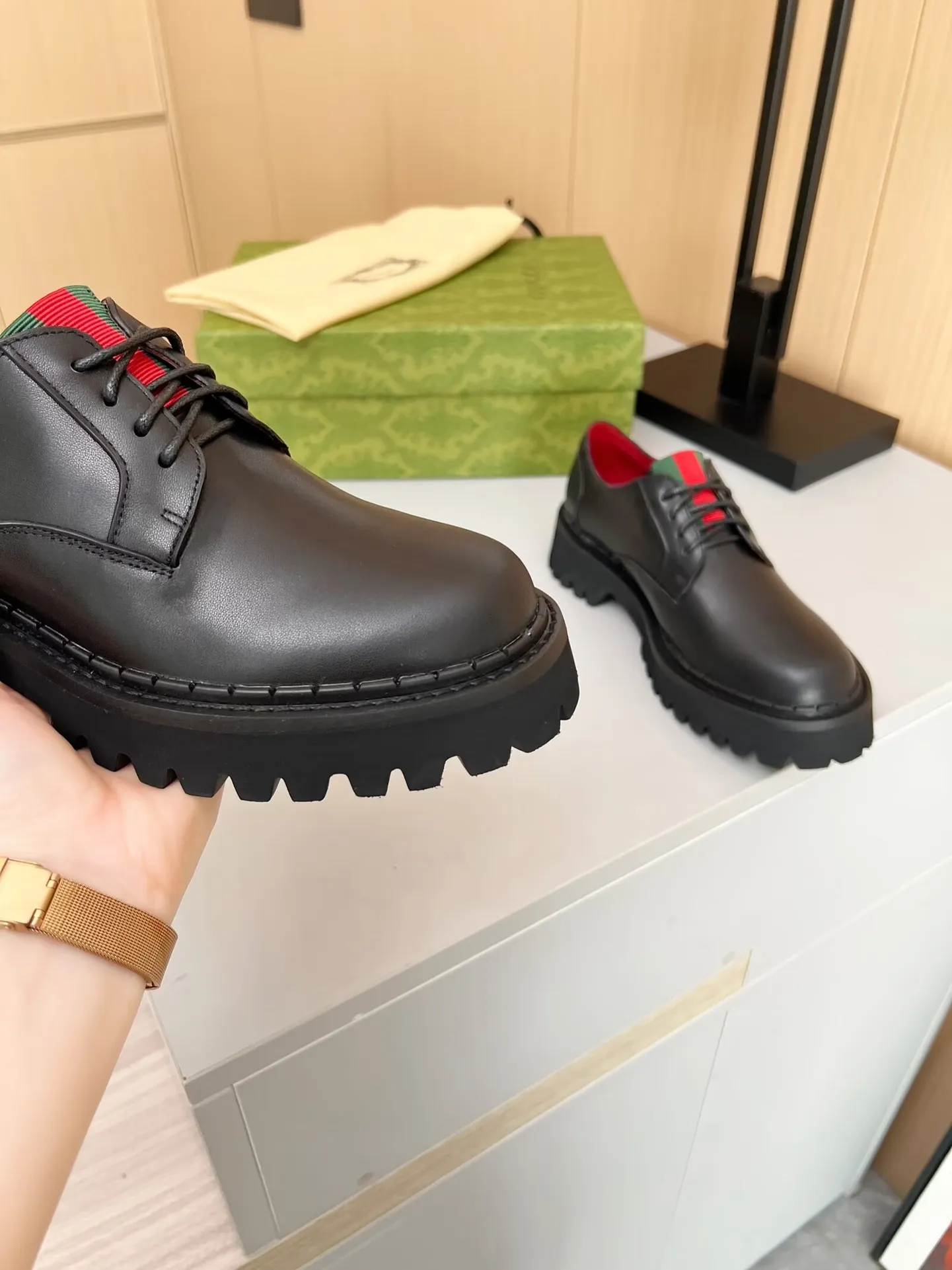👟👟Ex-factory price 480👟👟 ✅The latest Gucci GUCCI lace-up loafers at the counter. They are mainly matched with various styles of trendy clothes to highlight their fashion. ✅ A must-have recommended ➡️ Fabric: cowhide, open edge beads Inner/foot pads: red cow lining Color: black Size: 34-41 (34, 41 need to be customized) Heel height: 5cm Outsole: Foam outsole material ✅ Equipped with cloth bag and card